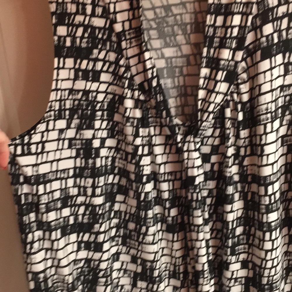 Amazing Black and white layering top with versatile tie - Picture 5 of 5